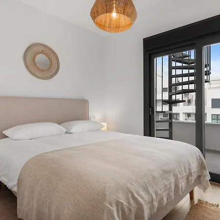 Luxury Penthouse With Beautiful Rooftop At Location *