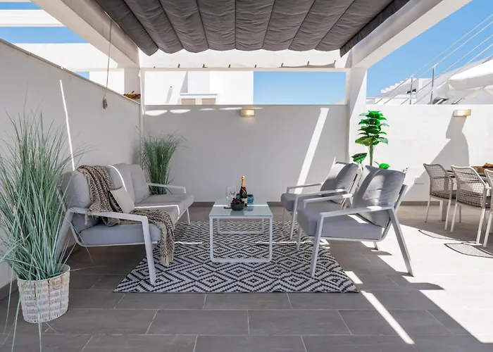 Апартаменты Luxury Penthouse With Beautiful Rooftop At Location